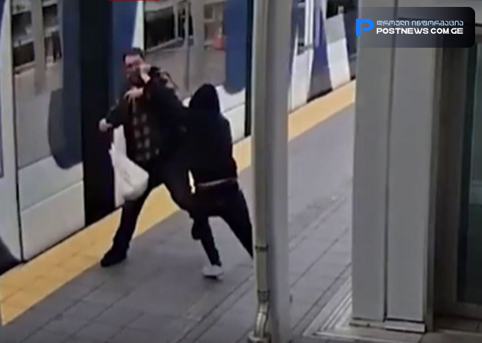 ინ­ტერ­ნეტ­ში შო­კის­მომ­გვრე­ლი კად­რე­ბი გავ­რცელ­და - მამაკცი ცდი­ლობს მგზავ­რი მა­ტა­რე­ბე­ლი წინ, რელ­სებ­ში ჩა­აგ­დოს