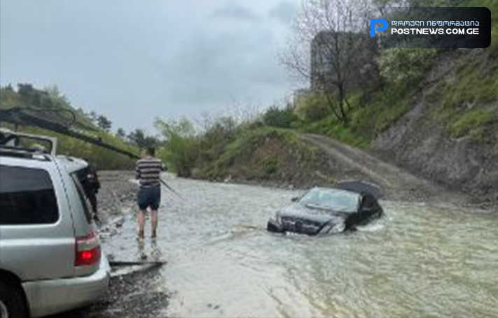 კადრები სოციალურ ქსელში ამ წუთებში ვრცელდება - "ბაგების გადასასვლელში არიან მდინარე ვერეზე, მერსედესით ჩარჩენილები"