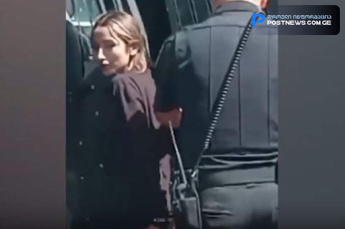 ვრცელდება შოკისმომგვრელი კადრები - 5 შვილის დედა ქუჩაში ნაჯახითა და დანით მოკლეს: დაკავების ვიდეოში კი პოლიციელებს უღიმიან და ხუმრობენ